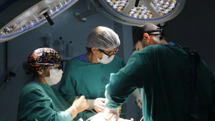 O novo fluxo ampliou a realização de cirurgias de alta complexidade nos hospitais de Retaguarda e João Paulo II, procedimentos que antes se concentravam no Hospital de Base Dr. Ary Pinheiro
