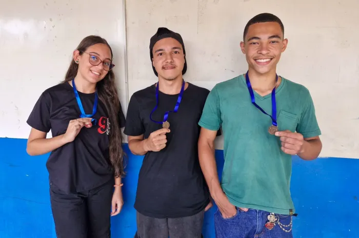 Alunos de escola municipal de Vitória da Conquista recebem medalhas de bronze na Olimpíada Brasileira de Geografia