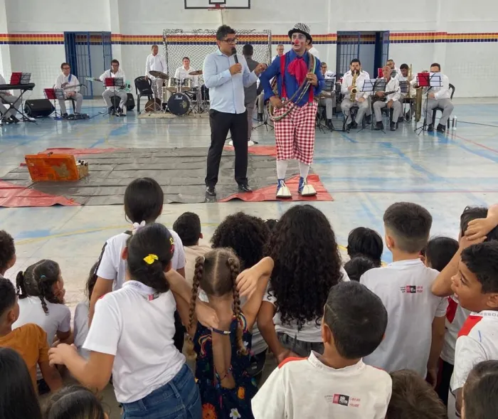 Orquestra da Sedec se apresenta com Palhaço Coceirinha para alunos da Escola João Gadelha