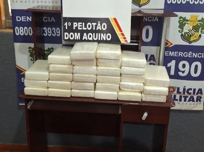Polícia Militar apreende vinte e oito tabletes de cocaína e prende dupla em flagrante