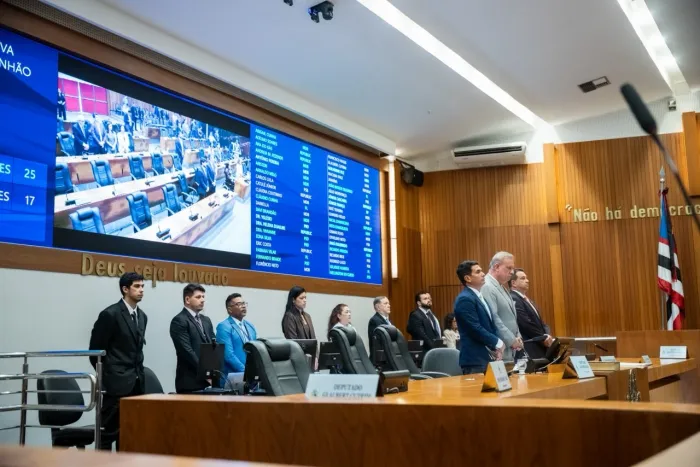 Plenário faz um minuto de silêncio em memória de jovem vítima de feminicídio em Bacabal