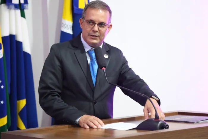 Inspetor Cabral questiona veto a informações sobre compra de R$ 1,7 milhão em camisetas escolares