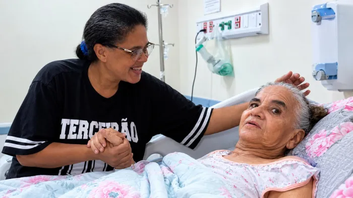 Entre carinho e sorrisos, Joelza celebra a recuperação da mãe e o acolhimento recebido durante a internação - Ascom HMA
