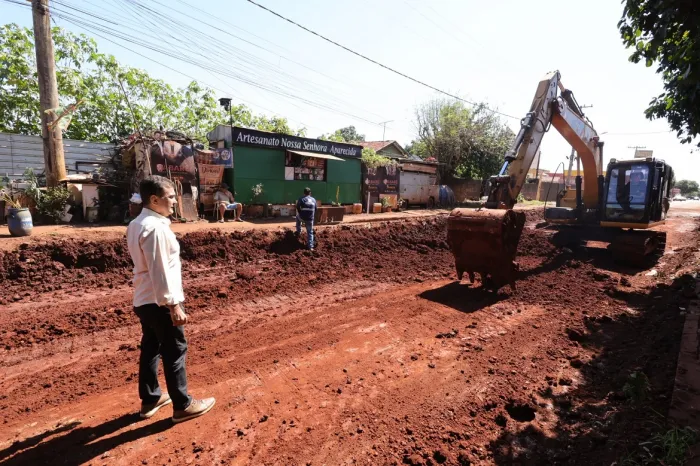 Com a estiagem, serviços de recapeamento avançam e a previsão é que a obra seja entregue até o final do ano – Fotos: A. Frota