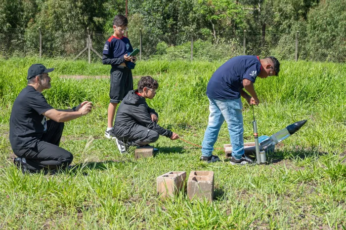 Estudantes da rede estadual de SP disputam competição de foguetes em 275 municípios