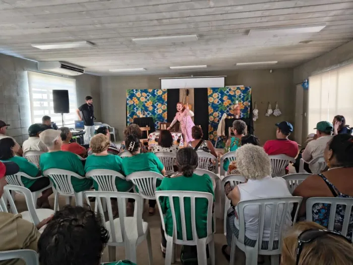 Idosos do CLA de Araçatuba assistem ao espetáculo de comédia “Circo Teatro”