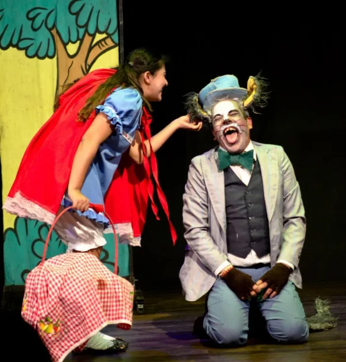 A Cia. Vem Vento apresenta nesta quinta-feira (22) o espetáculo teatral infantil “Lobo em Apuros”. A peça terá duas sessões, às 9h e às 14h, no Teatro Castro Alves