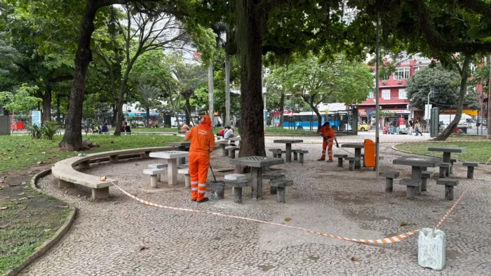 Equipe da Comlurb realiza a limpeza da Praça General Osório - Jonas Monteiro/ Subprefeitura da Zona Sul