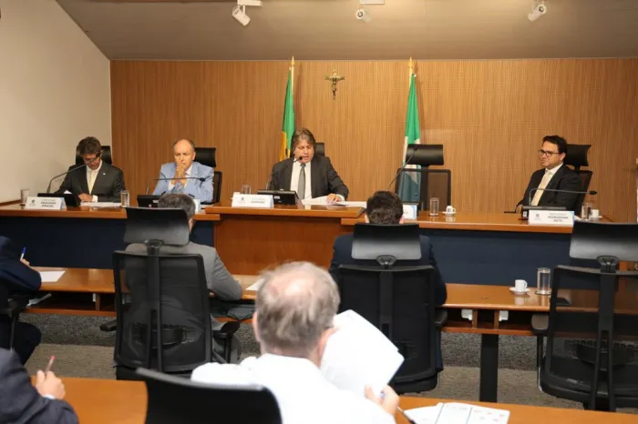 CCJR aprova 52 projetos de resolução para entrega de títulos e comendas