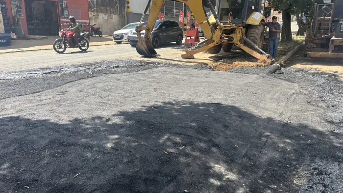 Mais seis ruas recebem serviços de tapa-buracos no bairro Cohab