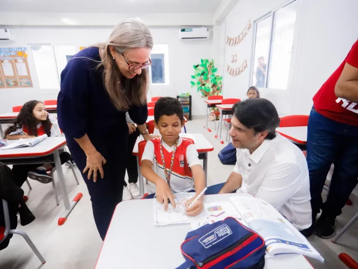 Leo Bezerra entrega nova estrutura da Escola Tércia Bonavides Lins, garantindo mais 900 vagas de ensino