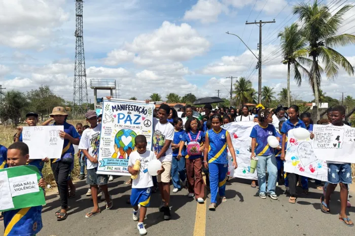  Escola Municipal Rosa Maria Esperidião Leite realiza Caminhada da Paz na Matinha