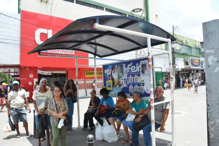 Programa Adote um Abrigo instala sete novos pontos de ônibus em Feira de Santana