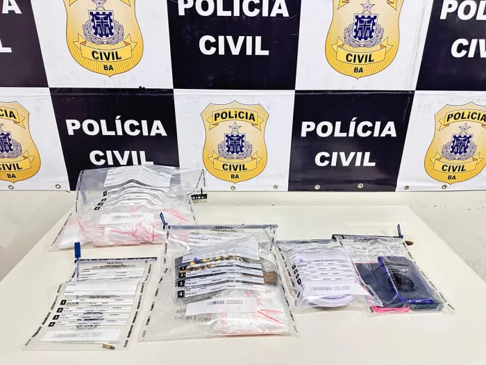 Ação conjunta das polícias Civil e Militar apreendeu porções de cocaína e maconha, além de outros objetos, no município - 22/10/2026 - Fonte/Crédito: Ascom - PCBA
