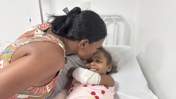 Menina de quatro anos se recupera no HGE após sofrer queimaduras durante acidente com café.