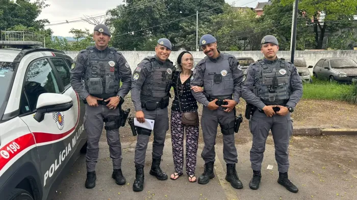 Além da idosa, outras duas pessoas e um cachorro de pequeno porte foram resgatados Foto: Divulgação/Governo de SP