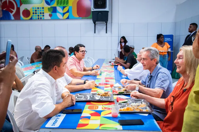 Governador em exercício visita Restaurante Popular do Jacintinho