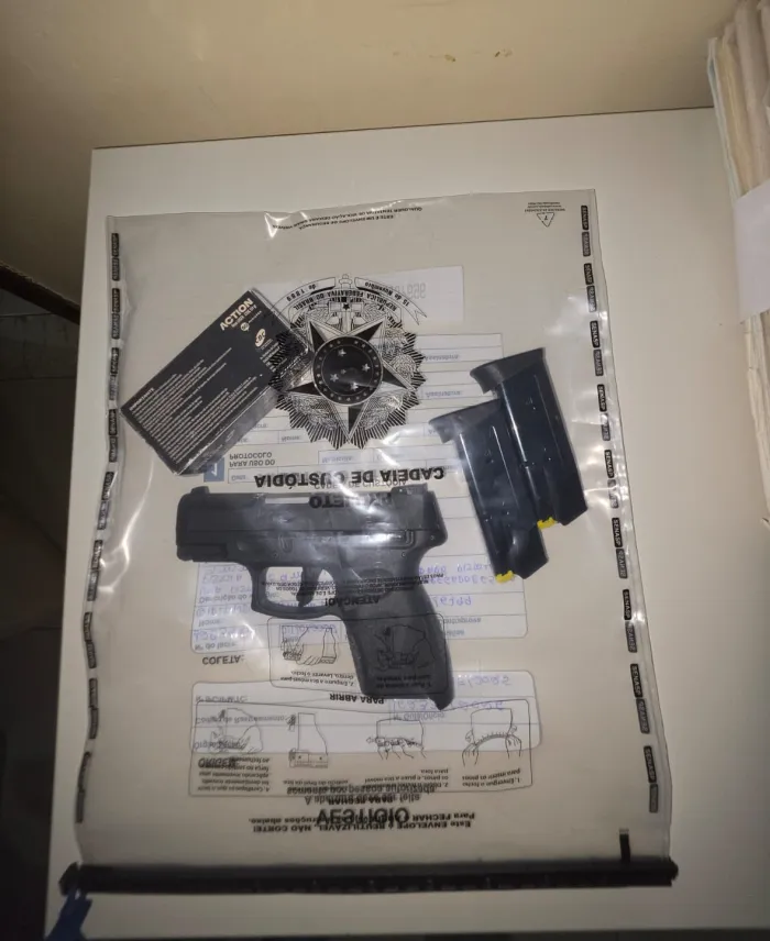 Mulher transportava cerca de meio quilo de cocaína, enquanto homem foi localizado com arma de fogo e munições - 22/10/2026 - Fonte/Crédito: ASCOM PCBA