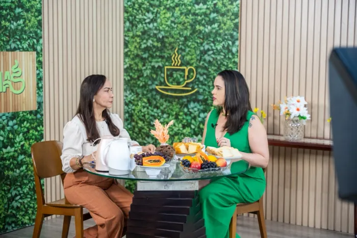 A apresentadora Elda Borges durante a conversa com a psicóloga Evelyn Lidholm no Café desta quinta-feira
