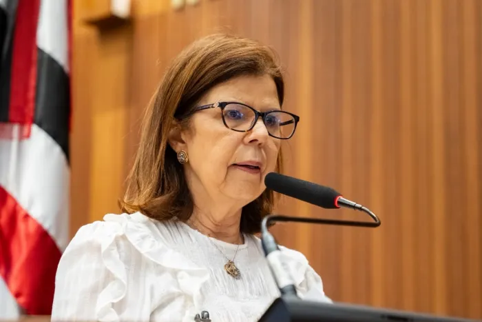 Dra. Helena Duailibe durante seu pronunciamento na tribuna da Assembleia Legislativa
