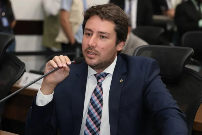 Deputado propõe adequação na legislação que trata do manejo da vinhaça devido as moscas-dos-estábulos