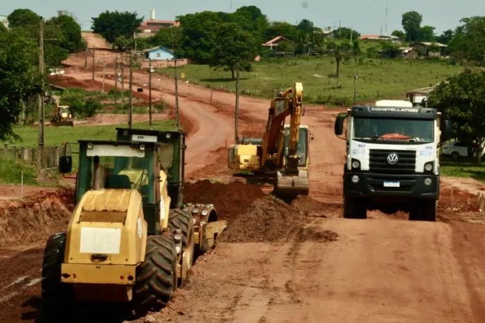Os trabalhos incluem drenagem profunda, aterro e construção das camadas de subleito, sub-base e base, que darão sustentação ao novo pavimento