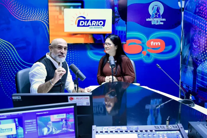 Glécio Leite explica à jornalista Ely Coelho o quanto as pessoas idosas precisam de cuidados