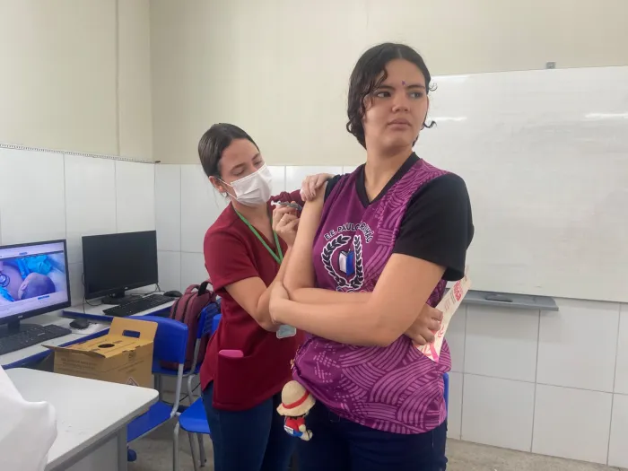Prefeitura vacina e conscientiza 280 alunos do Guamá contra o HPV