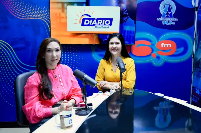 Ely Coelho (d) entrevistou Enne Thomé, que representará o Maranhão no congresso internacional