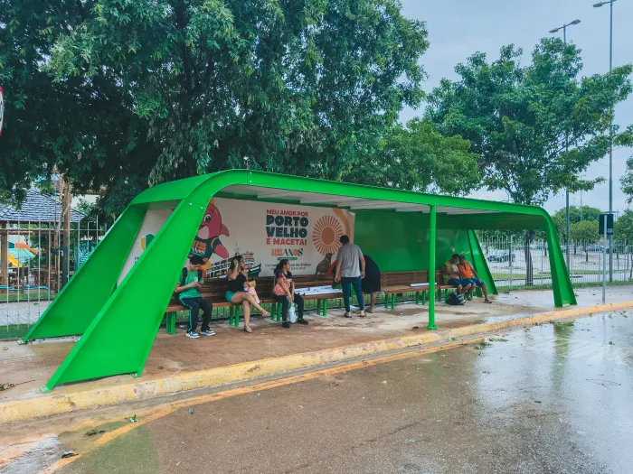 Novo abrigo de ônibus oferece mais conforto e tecnologia aos passageiros em Porto Velho