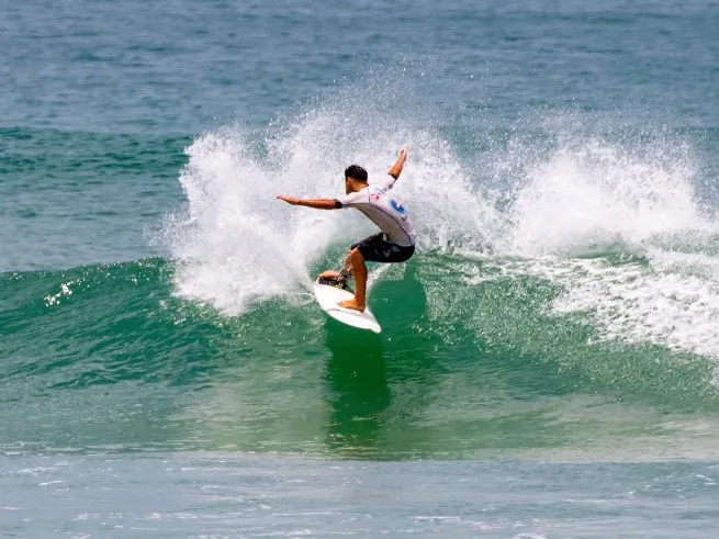 2ª Etapa do Circuito Sebastianense de Surf conta com transmissão ao vivo e agita Praia da Baleia