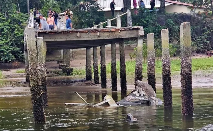 Colapso na estrutura de trapiche em Guaraqueçaba. - Foto: Reprodução JB Litoral