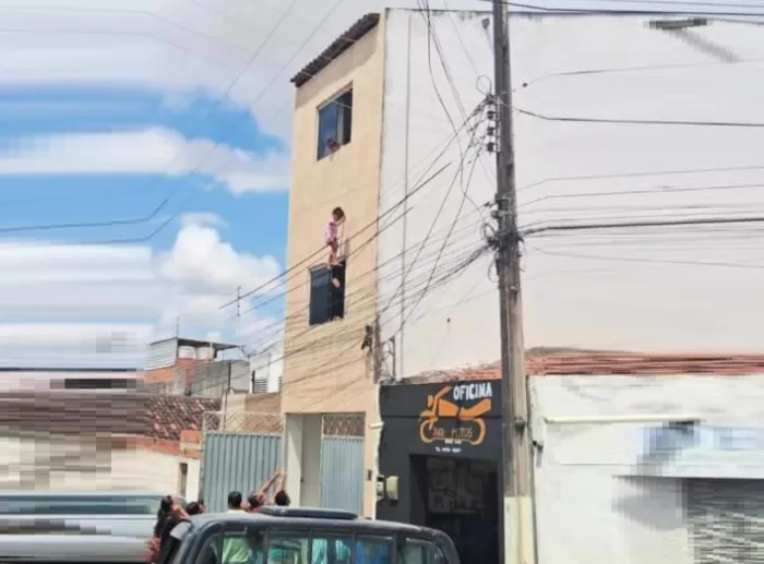 Imagem recortada de vídeo amador - reprodução