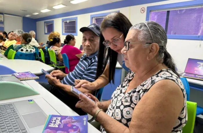 Inclusão digital: Com celular na mão, aposentado aprende em oficina como deixar “like” em vídeo