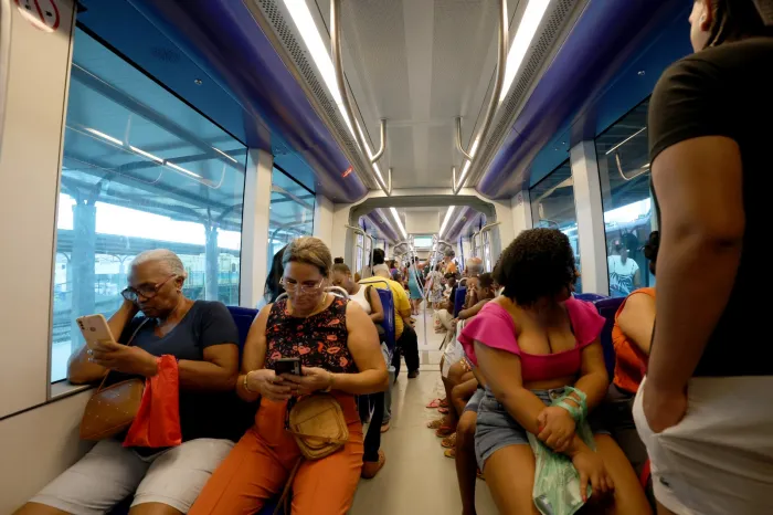 Com mais de 300 mil passageiros transportados, VLT de Salvador e RMS completa 100 dias de operação assistida