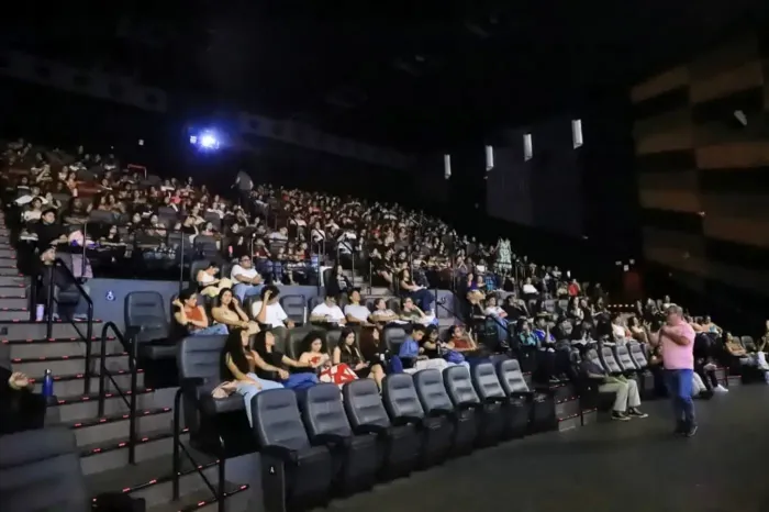 ‘Aulão’ no cinema reúne 300 estudantes na reta final de preparação ao Enem