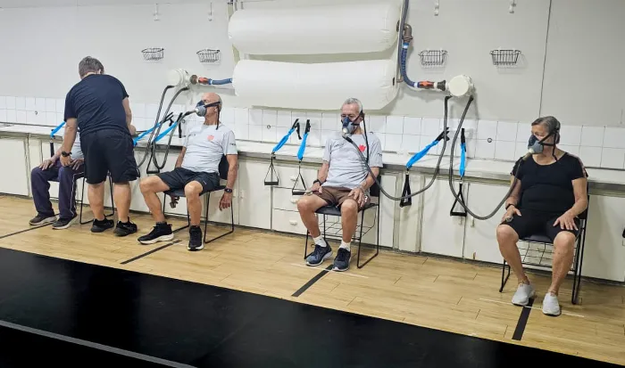 No experimento de 39 minutos, voluntários usaram máscaras que intercalavam quatro ciclos de 6 minutos respirando ar com 10% de concentração de oxigênio e três intervalos de 5 minutos respirando ar normal (foto: Movi-Lab/Unesp)