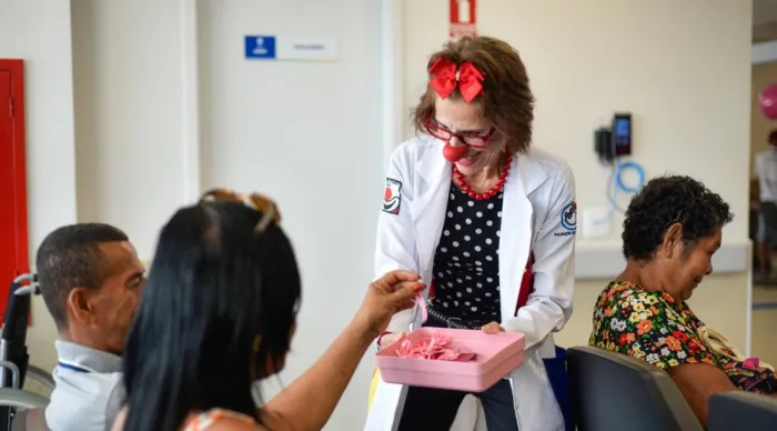 Iniciativa no Hospital do Câncer de Sergipe contou com a participação das Mulheres de Peito, pet terapia com o mini bode Zé e a visita dos Palhaços de Propósito / Fotos: Ascom SES