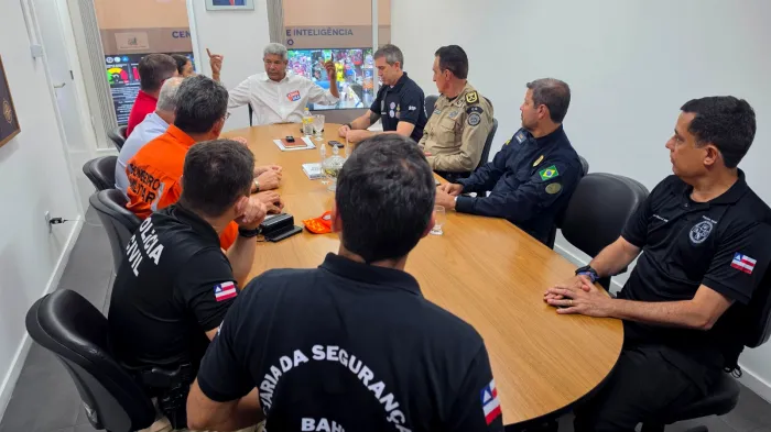 Jerônimo Rodrigues se reúne com cúpula da segurança pública para acompanhar prorrogação do horário de votação