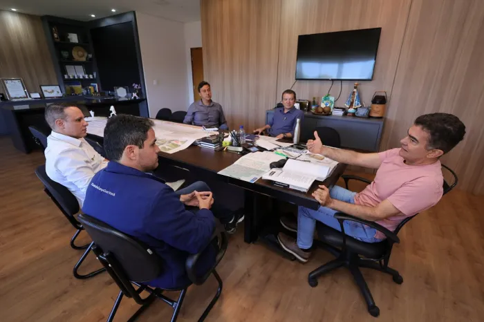 Prefeito Marçal Filho durante encontro com representantes da Ciarama Máquinas Agrícolas em seu gabinete – Foto: A. Frota