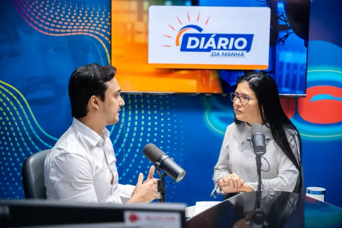 Ely Coelho e Ricardo Baldez durante o quadro Tribuna do Consumidor, no estúdio da Rádio Assembleia