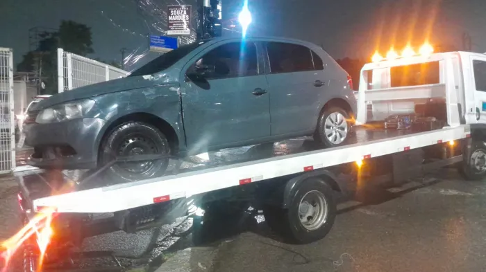 O carro foi removido para o depósito - Divulgação