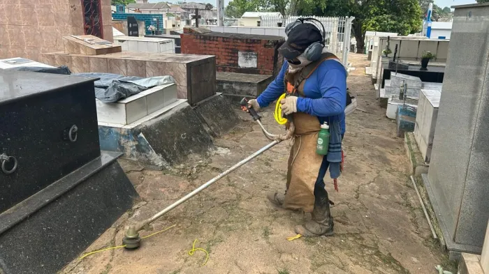 Prefeitura de Rio Branco intensifica limpeza do Cemitério São João Batista para o Dia de Finados