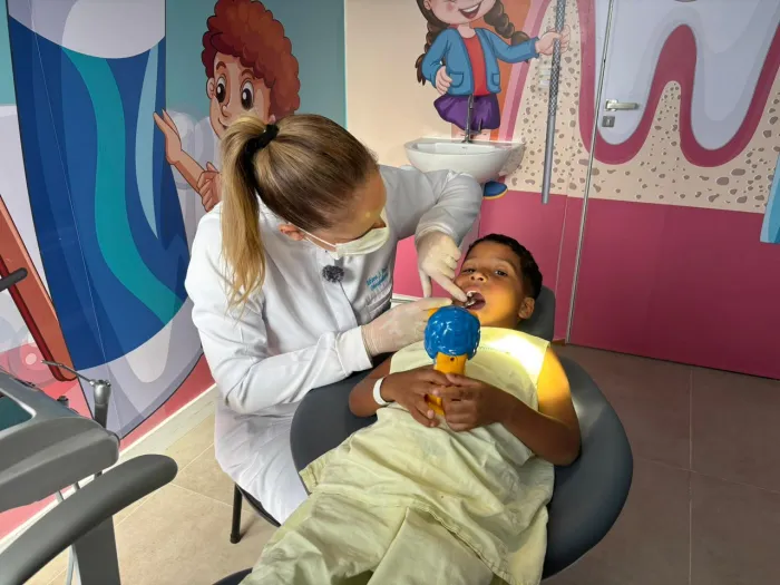 Dentistas do Hospital da Criança orientam pais e responsáveis sobre os cuidados com a higiene bucal