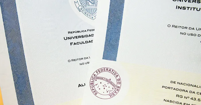 O novo diploma é emitido para todos os estudantes formados a partir do dia 1º de abril de 2026. Para os graduados antes desta data, segue válido o diploma tradicional, em papel. Foto: Marcos Santos/USP Imagens