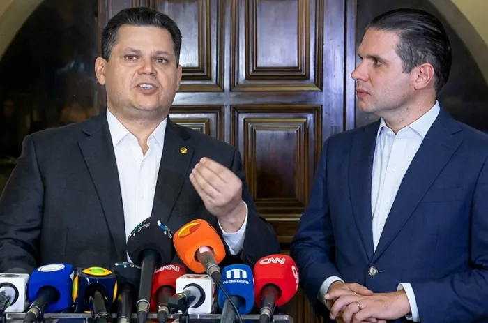 Presidente do Senado, Davi Alcolumbre, e presidente da Câmara, Hugo Motta, falaram à imprensa depois do resultado oficial da eleição credito=