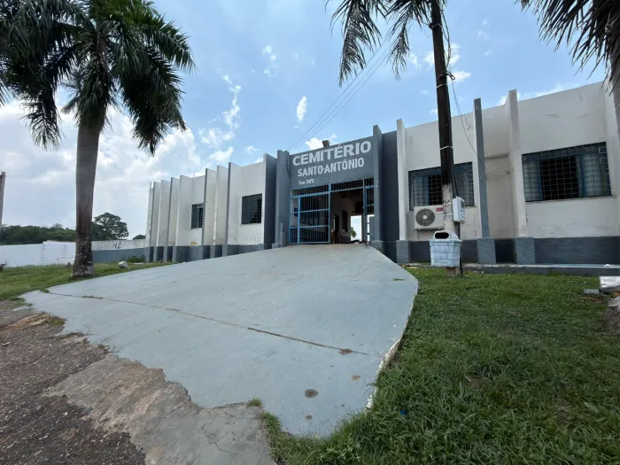 Três equipes intensificam a limpeza do Cemitério Santo Antônio para o Dia de Finados
