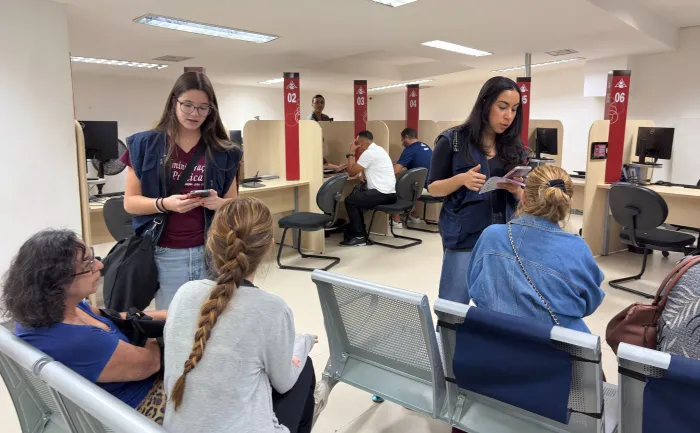 Ouvidoria Móvel ouve usuários da UAI Praça Sete sobre a qualidade dos serviços públicos estaduais