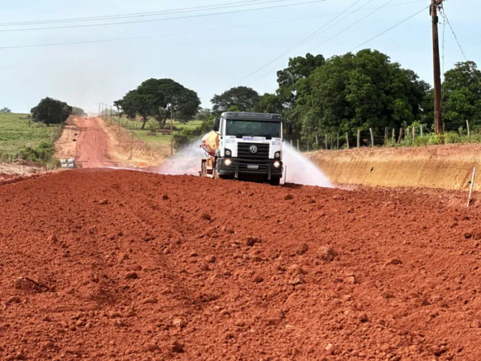 Os trabalhos incluem a instalação de manilhas para auxiliar no escoamento pluvial das águas para uma via mais duradoura e segura