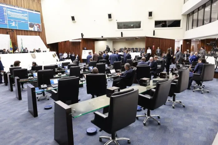 As deputadas e deputados estaduais participaram de duas sessões plenárias nesta terça (27). - Foto: Valdir Amaral/Alep